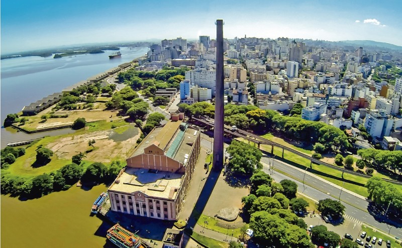 Foto da cidade de Porto Alegre com foco no gasômetro.